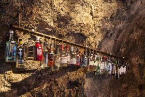 Circondati dalle bottiglie di gin...dove? Allo Stollen 1930