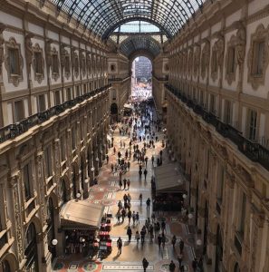 Le molte facce della Milano poliedrica dalla ristorazione alla moda alle fiere, attraverso una possibile strategia che unisca prontezza e riflessione