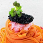 Ricette di Natale: tagliolini di polvere di gamberi rossi, tartare di gambero e caviale 12 tagliolini di polvere di gamberi rossi, tartare di gambero: una ricetta di Claudio Sadler