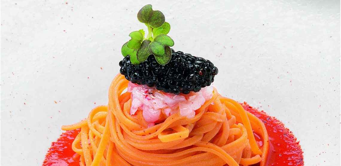 tagliolini di polvere di gamberi rossi, tartare di gambero: una ricetta di Claudio Sadler