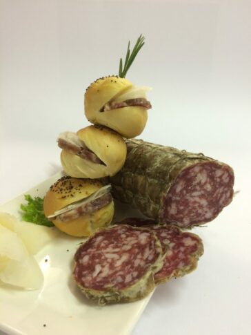 Ricette invernali: paninetto al salame e raspadura 8 Paninetto al salame e raspadura, una ricetta per aperitivi, snack
