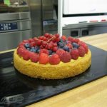 tortino di ricotta al miele con frutti di bosco