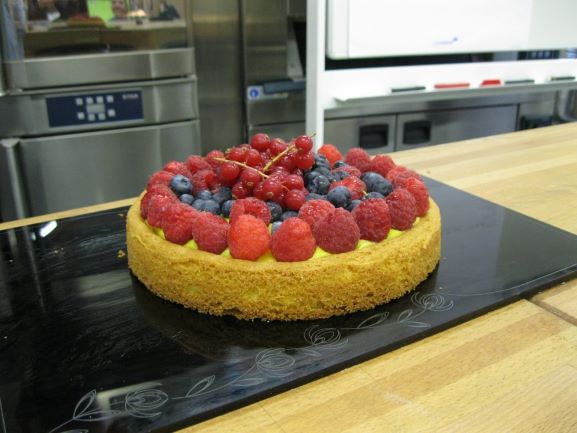 tortino di ricotta al miele con frutti di bosco