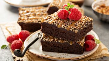 Torta nocciole, caramello e cioccolato