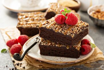 Torta nocciole, caramello e cioccolato