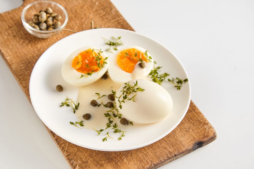 Piante aromatiche e commestibili: la botanica è entrata in cucina 2 uova sode con erbe spontanee, una ricetta semplice da fare