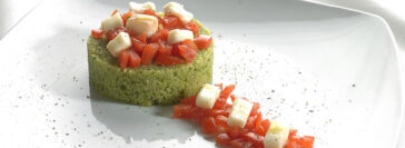 Ricette estive: medaglioni di cous cous al pesto con pomodorini e taleggio DOP 7 medaglioni di cous cous al pesto con pomodorini e taleggio DOP. Una ricetta estiva