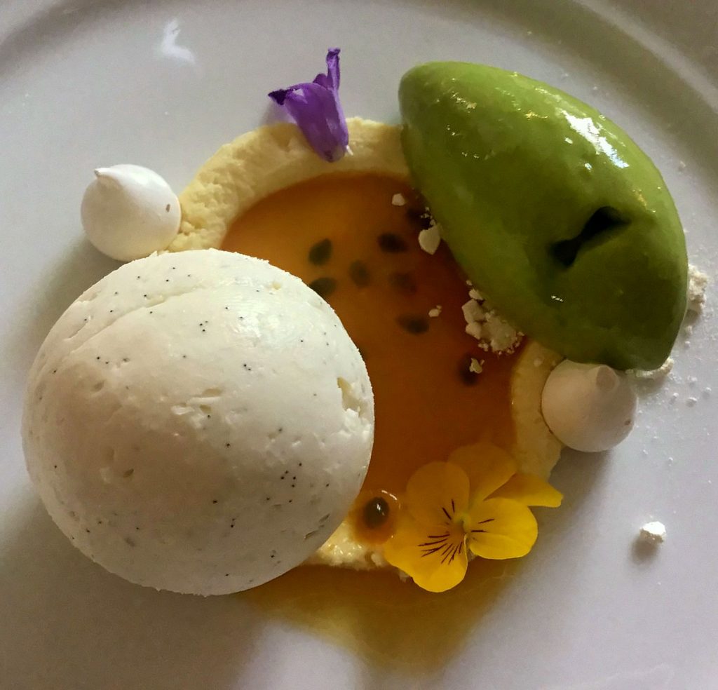 panna cotta al latte, con gelato ai piselli e frutto della passione al ristorante Q33 a Sillavengo