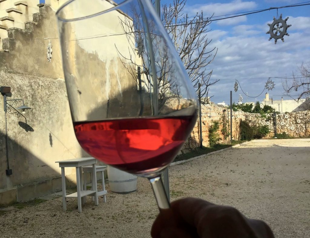 Quattro vini rosati e quattro bianchi da bere in estate 1 Rosè, Rosato o Rosa: sarà il vino dell'estate 2018?