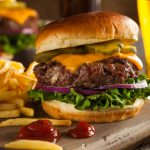 Il cibo creato in laboratorio: l'hamburger del futuro risolverà i problemi ecologici, etici e linguistici?