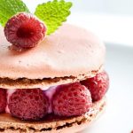 Ricette estive: macaron farciti di mousse al Taleggio DOP e lamponi 17 I colori della tavola della Befana