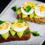 sandwich con avocado e uova sode