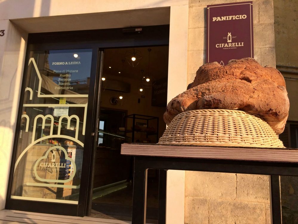 La destinazione italiana più cool del 2019 è Matera: il pane di Matera