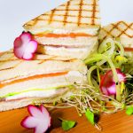 300 anni e non dimostrarli. Parliamo del sandwich. Il nostro regalo? Con pesce affumicato e gorgonzola 9 minisandwich con pesce affumicato e gorgonzola