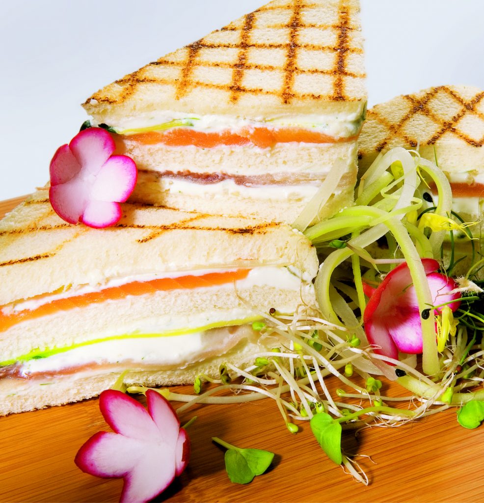 300 anni e non dimostrarli. Parliamo del sandwich. Il nostro regalo? Con pesce affumicato e gorgonzola 4 minisandwich con pesce affumicato e gorgonzola