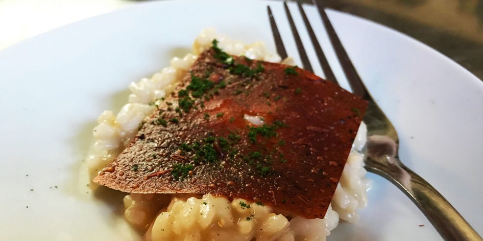 L'arte di essiccare: risotto con pelle di peperone e polvere d'erbe