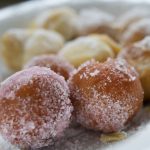 Perché mangiamo chiacchiere e frittelle Martedì Grasso? 9 Perché mangiamo chiacchiere e frittelle Martedì Grasso: origini del carnevale e dei dolci più amati