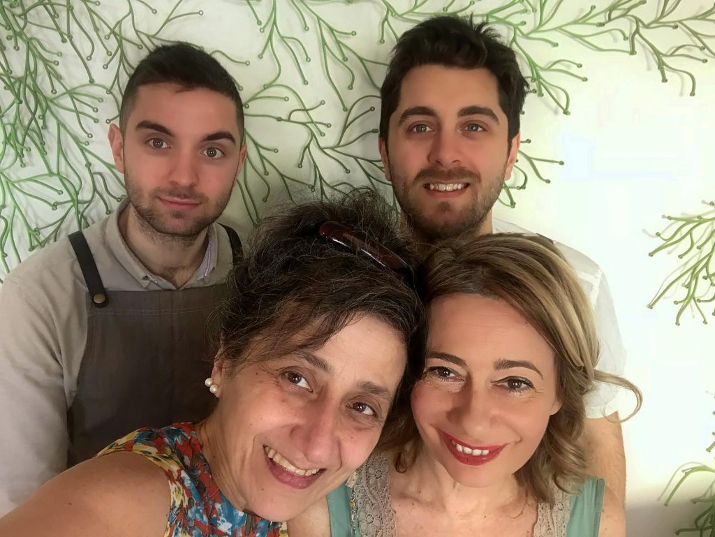 Flora, ristorante di natura e di design: Monica Viani e Daniela Ferrando con lo chef e il sommelier
