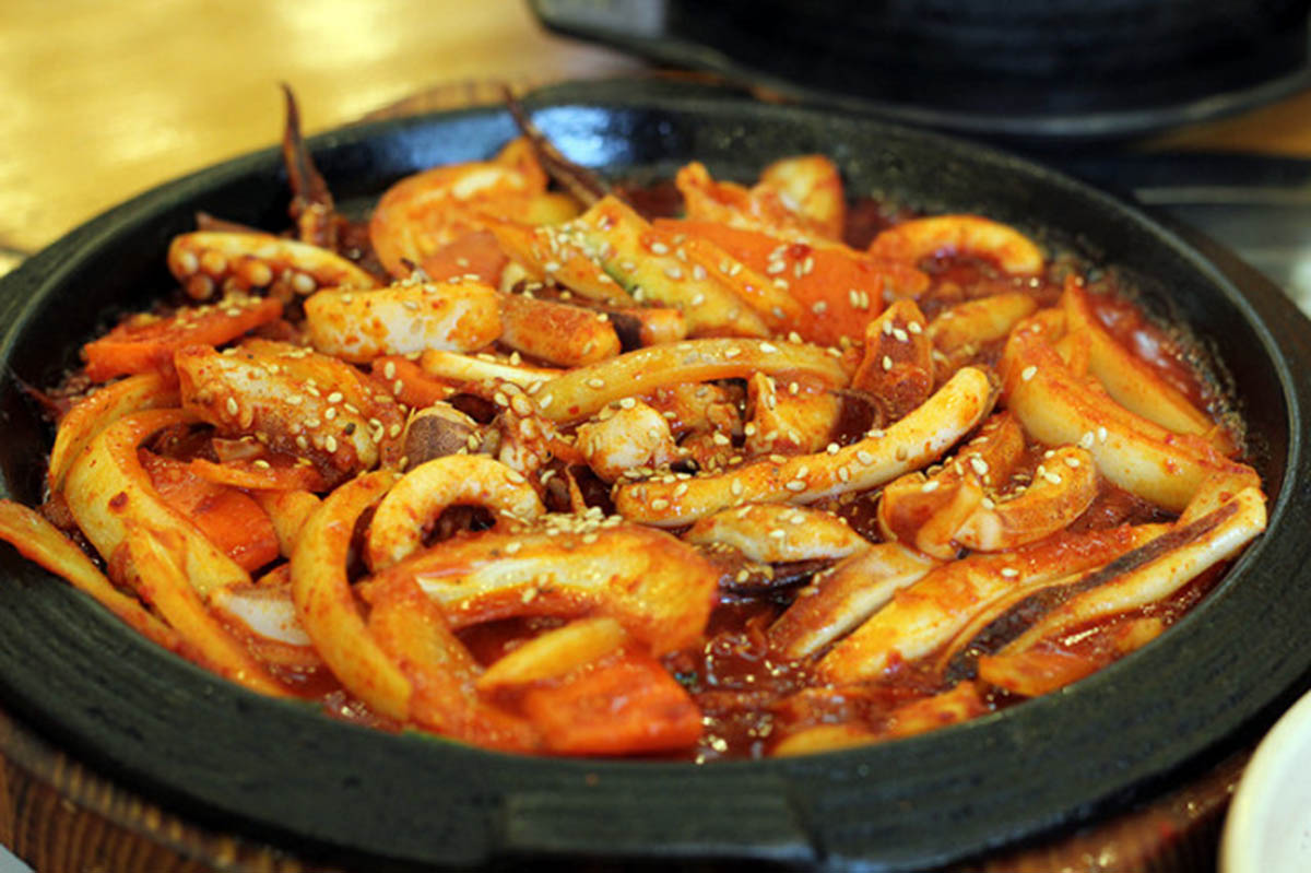 Olimpiadi 2024 e cibo: cosa mangiano gli atleti per migliorare la performance 2 la cucina coreana polpo fritto migrationology