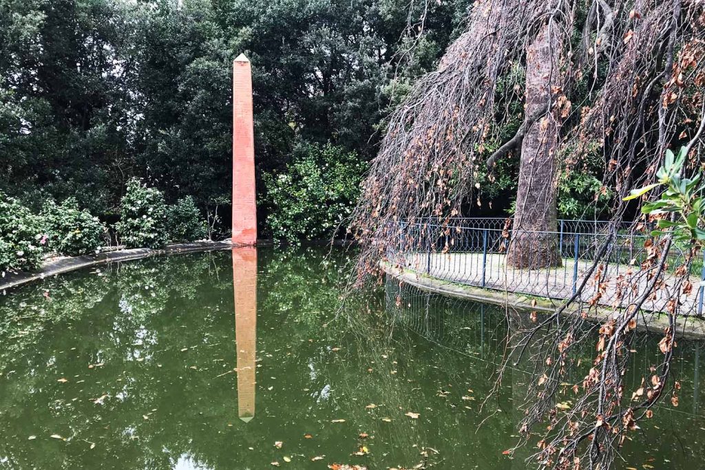 Mete spirituali: Genova, Villa Durazzo Pallavicini e il giardino esoterico 6 Famelici_Villa Durazzo Pallavicini_obelisco_laghetto_giardino_esoterico