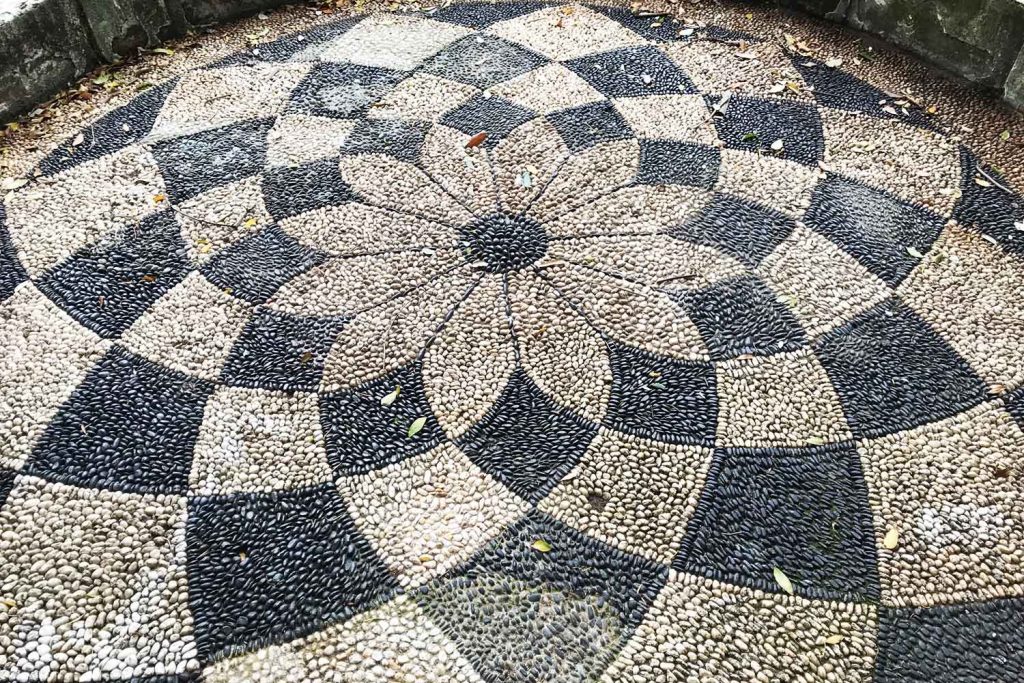 Mete spirituali: Genova, Villa Durazzo Pallavicini e il giardino esoterico 8 Famelici_Villa Durazzo Pallavicini_mosaico ligure risseu giardino esoterico