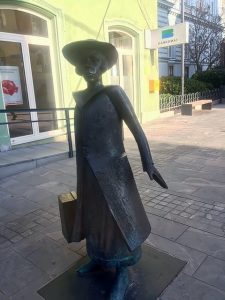 La Slovenia è il paese da visitare nel 2020: la statua di alma karlin a Celje