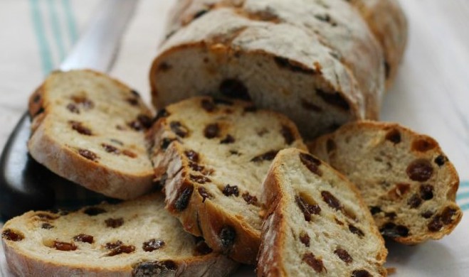 La ricetta del pane all'uva, ottimo per antipasti