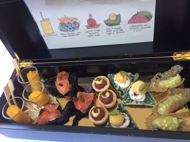 Cenare da Sadler in un cortile. uno scrigno di amuse-bouche 