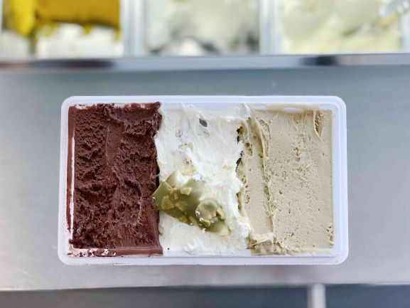 voglia di gelato: la scelta tra il gelato artigianale e industriale