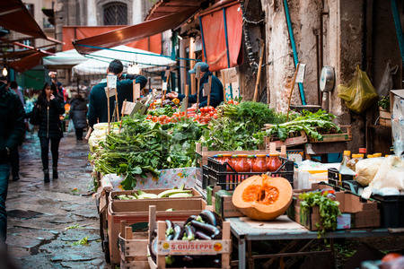 Le città scopritele al mercato in nome di cibo e cultura 8 Le città Scopritele al mercato. Ballarò a Palermo