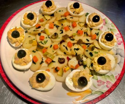 Ricette di Natale: come fare le uova ripiene (2 ricette e varianti) 2 Uova farcite servite come antipasto