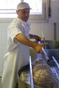 una fase della lavorazione della spalla cotta di san secondo