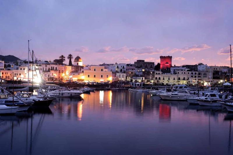 5 piccoli e sorprendenti borghi italiani da visitare fuori stagione 3 borghi italiani da visitare fuori stagione: forio sull'isola di Ischia