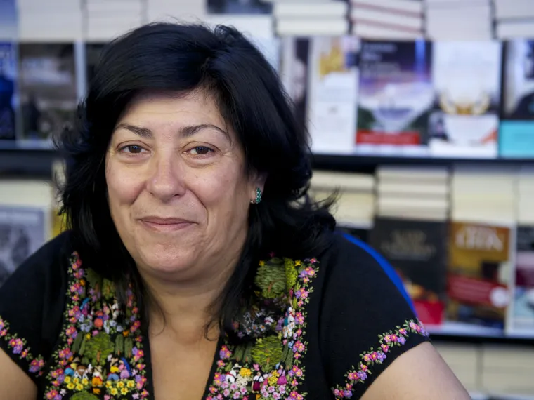 Almudena Grandes, la scrittrice spagnola che invita a recuperare la cultura della povertà