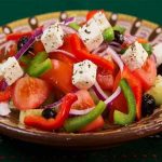 la ricetta dell'insalata greca in versione tradizionale e gourmet