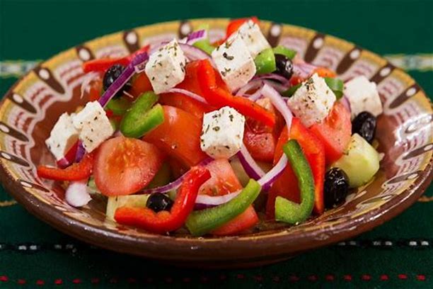 la ricetta dell'insalata greca in versione tradizionale e gourmet