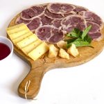 Come fare un tagliere di formaggi perfetto: guida passo passo e consigli pratici 8 Abbinamenti di formaggi e salumi su un tagliere rustico