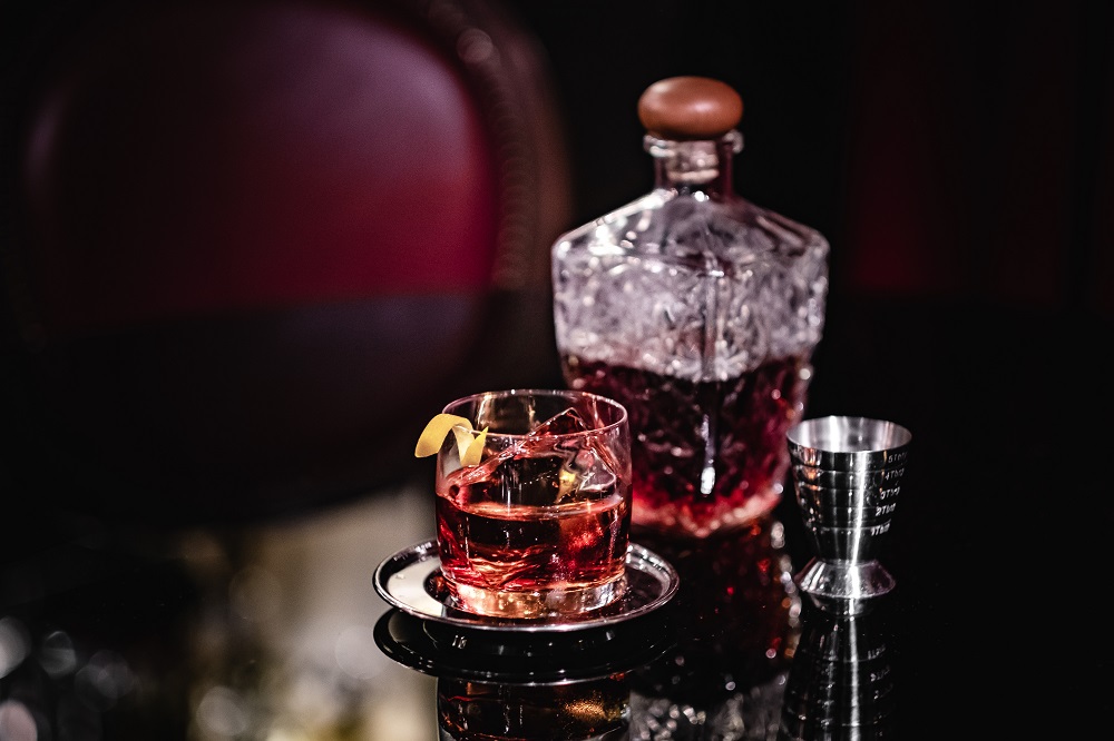 Il cocktail l'Americano, un cocktail d'eccellenza di fama straordinaria 2 Flores Còcteles e Flores Classic Drink Night: negroni vintage