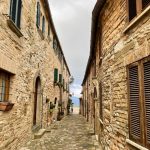 Frontone: il castello, la crescia e i mercatini di Natale 19 frontone: i vicoli, il castello e la crescia