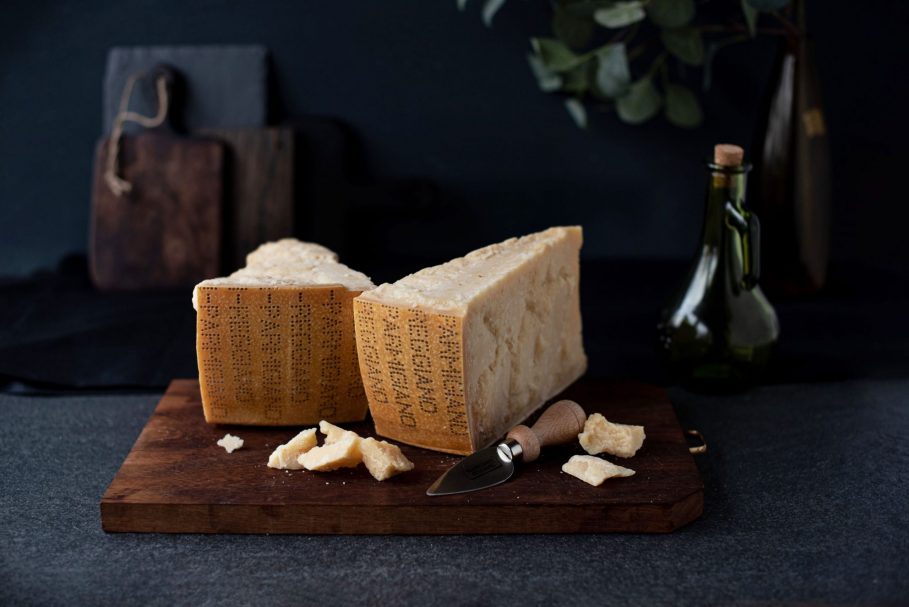 Olimpiadi 2024 e cibo: cosa mangiano gli atleti per migliorare la performance 3 Parmigiano Reggiano e parmesan
