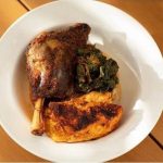ristorante nigeriano con un tavolo