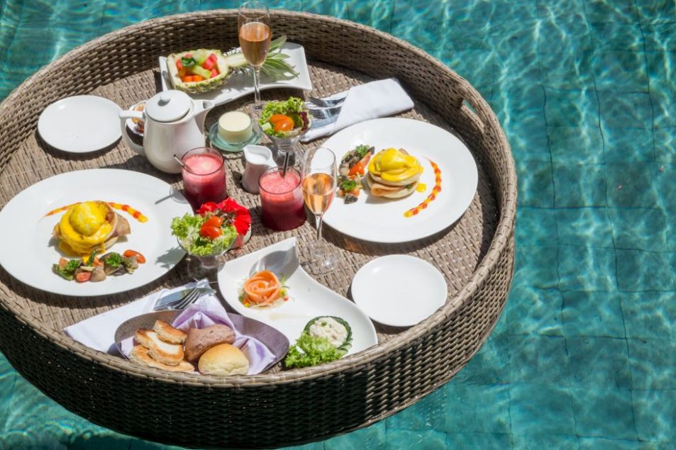 floating breakfast al Quellenhof See Lodge e Quellenhof Lazise.