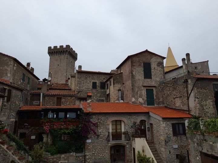 Simbolo di Capalbio, la Rocca Aldobrandesca affianca l'elegante Palazzo Collacchioni