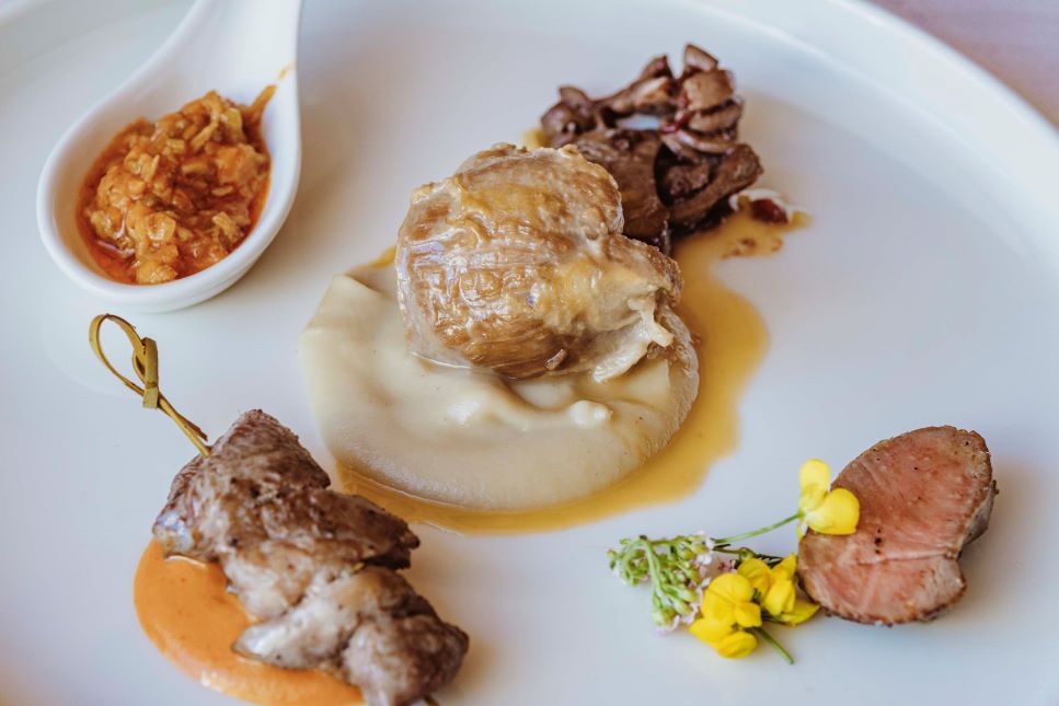 Sapori e colori della cucina di montagna a Cortina 5 Espressioni di agnello dell'Alpago con crema di pastinaca