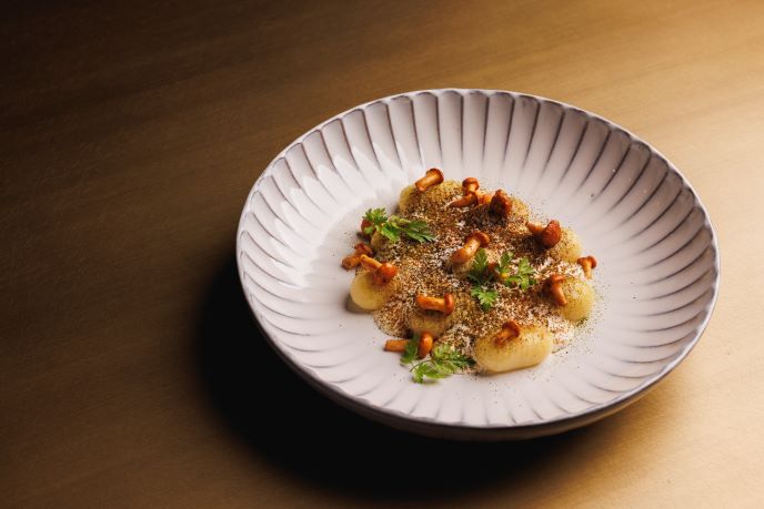 Lo chef Alfio Ghezzi interpreta l'olio di Agraria Riva del Garda (+ 1 ricetta) 1 alfio ghezzi e gli gnocchi con finferli