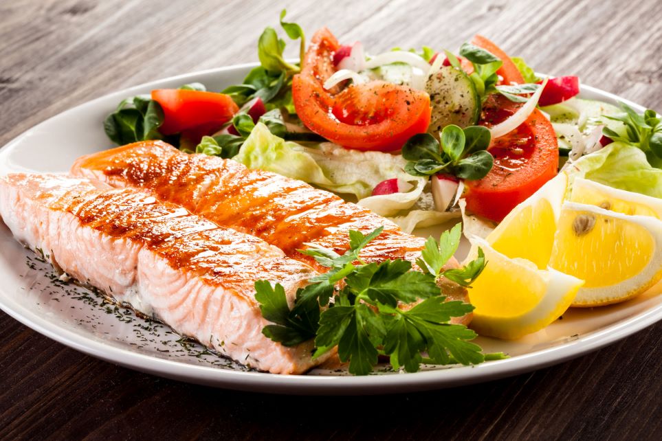 Come servire salmone affumicato: limone si o no? Come conservarlo? (+1 ricetta) 3 Tavola di Natale 2023 e salmone