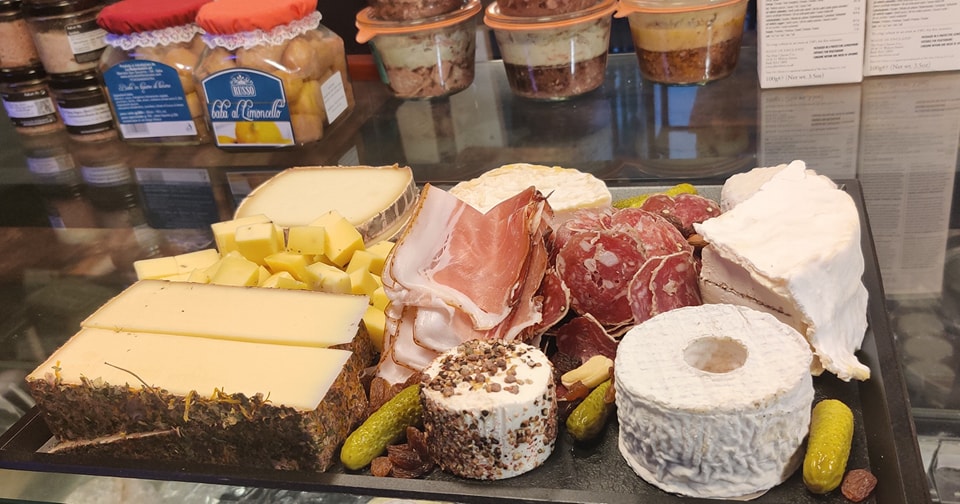 Il formaggio è il re della tavola del 2025: dai taglieri ai cheese bar vincono i formaggi del territorio 8 Le Claque-Fromage