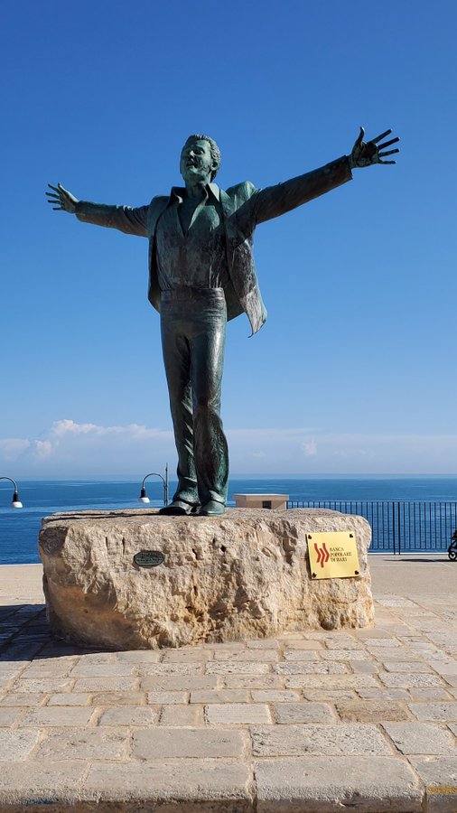 Una giornata a Polignano a Mare, la perla dell'Adriatico 3 statua modugno