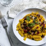 La ricetta dei fusilli Khorasan, salsa allo zafferano, chips di melanzane 15 ricetta dei fusilli khorasan