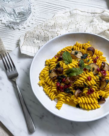 La ricetta dei fusilli Khorasan, salsa allo zafferano, chips di melanzane 5 ricetta dei fusilli khorasan